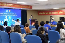 Un gran número de jóvenes participa en el programa en la sede de la Unión de Jóvenes Comunistas Ho Chi Minh de Hanói.