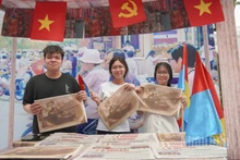 [Foto] Largas colas para recibir la publicación informativa especial de Nhan Dan