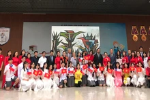 Maestros y alumnos de la escuela secundaria Chu Van An dan la bienvenida a la delegación de Chile.