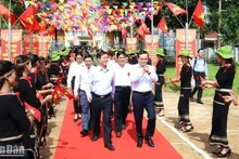 Las minorías étnicas de la comuna de Ea Tul dan la bienvenida al viceprimer ministro vietnamita Tran Luu Quang.