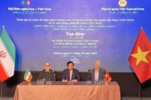 El embajador vietnamita en Irán, Nguyen Luong Ngoc, presenta las fotos mostradas en la exposición (Foto: Embajada de Vietnam en Irán)