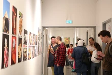Visitantes en la exposición (Foto: Nhan Dan)