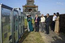 Delegados visitan la exposición (Foto: baovanhoa.vn)