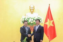 El ministro de Industria y Comercio de Vietnam, Nguyen Hong Dien (derecha), y el embajador de Santiago de Chile en Hanoi, Sergio Narea (Foto: dangcongsan.vn)