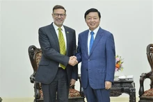 El viceprimer ministro vietnamita Tran Hong Ha (derecha) recibe al embajador de Australia en el país, Andrew Goledzinowski (Foto: VNA)
