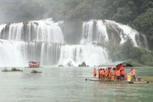 Turistas visitan la cascada de Ban Gioc (Foto: vietnamtourism.gov.vn)