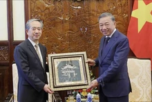 El presidente de Vietnam, To Lam (derecha), entrega un regalo al embajador saliente de China, Xiong Bo (Foto: VNA)