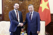 El presidente de Vietnam, To Lam, y Iain Frew, embajador británico en Vietnam. (Foto: VNA)