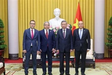 El presidente de Vietnam, To Lam, y los embajadores. (Foto: VNA)