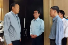 El primer ministro tailandés, Srettha Thavisin (tercera persona desde la izquierda), y el embajador vietnamita en Tailandia, Pham Viet Hung (cuarta persona desde la izquierda) llegan al lugar del incidente. (Foto: VNA)