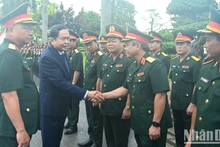 El presidente de la Asamblea Nacional de Vietnam, Tran Thanh Man y representantes del Comando de la Región Militar 3 (Foto: Nhan Dan)