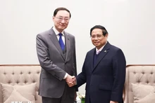 l primer ministro de Vietnam, Pham Minh Chinh (derecha) recibe al viceministro de Relaciones Exteriores de China, Sun Weidong (Foto: VNA)
