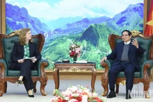 En el encuentro entre el primer ministro de Vietnam, Pham Minh Chinh, y Lynn Maxwell, directora comercial de S&P Global Ratings. (Foto: Nhan Dan)