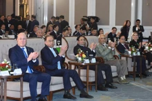 El primer ministro de Vietnam, Pham Minh Chinh (tercero, desde la izquierda, al frente); el primer ministro de Malasia, Anwar bin Ibrahim (segundo, a la izquierda); el primer ministro de Nueva Zelanda, Christopher Luxon (primero, a la izquierda) y el presidente de Timor-Leste, José Ramos-Horta (cuarto, a la izquierda) en la sesión plenaria de alto nivel del AFF 2025 en Hanói. (Foto: Nhan Dan)