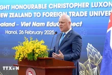 El primer ministro de Nueva Zelanda, Christopher Luxon, habla ante estudiantes de la Universidad de Comercio Exterior. (Foto: VNA)