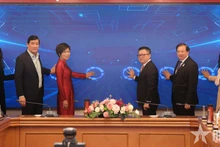 Los delegados lanzan el Premio de fotografía y video “Tecnología con corazón” (Foto: qdnd.vn)