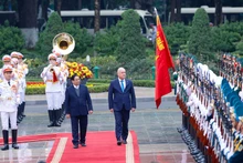 El primer ministro de Vietnam, Pham Minh Chinh, presidió en Hanói la ceremonia de bienvenida a su homólogo de Nueva Zelanda, Christopher Luxon. (Foto: VGP)