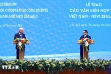 El primer ministro vietnamita, Pham Minh Chinh, y su homólogo neozelandés, Christopher Luxon, anuncian la elevación de las relaciones al nivel de Asociación Estratégica Integral (Foto: VNA)