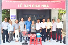 Entregan la gran casa solidaria a Neang Bich, ciudadana en el barrio de Chi Lang, comuna de Tinh Bien, provincia de An Giang. (Foto: VNA)