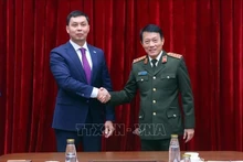 Luong Tam Quang, ministro de Seguridad Pública de Vietnam, recibe a Zhumagali Askhat, presidente de la Agencia Anticorrupción de Kazajistán. (Foto: VNA)