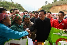 El presidente de la AN, Vuong Dinh Hue, y las minorías étnicas en la comuna de Trinh Tuong
