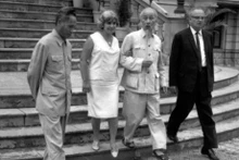 El periodista Wilfred Burchett y su esposa se toman una foto con el Presidente Ho Chi Minh y el primer ministro Pham Van Dong en Hanoi en mayo de 1966. (Fotografía: VNA)