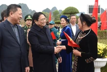 El primer ministro vietnamita, Pham Minh Chinh, realizó una visita y entregó obsequios para las familias pobres y con méritos revolucionarios en el distrito de Quang Hoa (Fotografía: Nhan Dan)