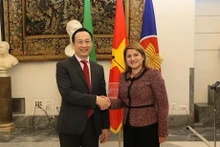El embajador vietnamita en Italia, Duong Hai Hung, y la viceministra de Relaciones Exteriores de Italia, Maria Tripodi (Fotografía: VNA)