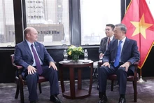 El secretario general del Partido Comunista de Vietnam y presidente del país, To Lam (en la derecha), y el senador Chris Coons, miembro del Partido Demócrata. (Foto: VNA)