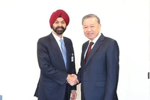 El secretario general del Partido Comunista de Vietnam, To Lam (en la derecha) y el presidente del Banco Mundial, Ajay Banga. (Foto: VNA)