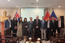 Pham Tat Thang, subdirector de la Comisión de Movilización de Masas del Comité Central del Partido Comunista de Vietnam, Kim Sampson, presidente de la Sociedad de Amistad Australia-Vietnam, el embajador Pham Hung Tam y la delegación vietnamita (Foto: VNA)