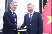 El secretario general del PCV y presidente de Vietnam, To Lam, y Juan Ignacio Rubiolo, vicepresidente permanente de la corporación de energía AES.