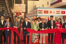 El embajador Nguyen Thanh Hai cortó la cinta para inaugurar el stand de Vietnam en la exposición. (Foto: VNA)