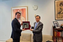 Ministro adjunto de Asuntos Exteriores del país oceánico, Tim Watts, y el embajador vietnamita en Australia, Pham Hung Tam. (Foto: VNA)