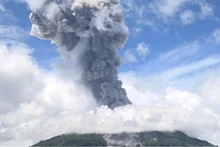 Volcán en el este de Indonesia entra en erupción, elevando el nivel de alerta (Foto: AFP)