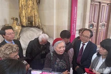 Tran To Nga intercambia con la prensa tras el juicio. (Foto: Nhan Dan)