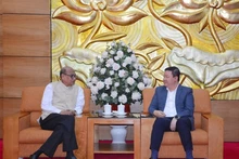El vicepresidente de UOAV, Nguyen Ngoc Hung, recibe al presidente del Consejo Mundial de la Paz, Pallab Sengupta. (Foto: qdnd.vn)