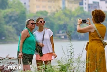 Turistas extranjeros en Hanói. (Fuente:VNA)