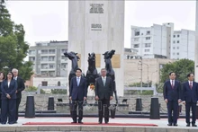 El presidente vietnamita, Luong Cuong, en el Monumento a los Héroes Nacionales y Predecesores de la Independencia de Perú. (Foto: VNA)