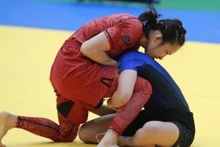 Phung Thi Hue (izquierda) derrotó a Thai Sakaew Tadaporn para ganar la medalla de oro en 31 SEA Games (Fotografía: VNA)