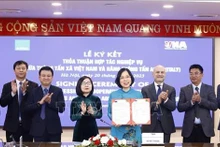 En la foto: La directora general de la Agencia Vietnamita de Noticias (VNA), , realiza protocolo de firma. (Fotografía: VNA)