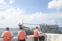 Remolcan pesquero en peligro para su reparación en isla vietnamita (Fotografía: VNA)