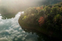 Belleza pacífica y romántica en el lago de Ban Viet