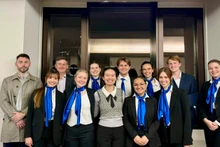 La alumna vietnamita Bui Vu Yen Nhi y los miembros del equipo nacional australiano.