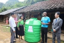 Representantes de UNICEF entregan tanques de agua para residentes de Cao Bang (Foto: VNA)