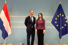 La viceministra de Relaciones Exteriores de Vietnam, Nguyen Minh Hang, y el príncipe Jaime de Borbón-Parma, embajador para el clima de los Países Bajos. (Foto:VNA)