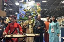 Una actuación de instrumentos folklóricos en el pabellón de Vietnam. (Foto: VNA)