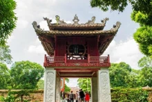 Turistas al Van Mieu-Quoc Tu Giam (Fotografía: VNA)