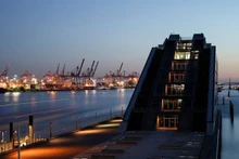 Manejo de carga en una terminal de contenedores en el puerto de Hamburgo, Alemania, 18 de julio de 2022. (Foto: Reuters)