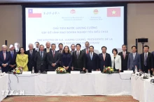 El presidente vietnamita, Luong Cuong, y los líderes de principales empresas chilenas. 
